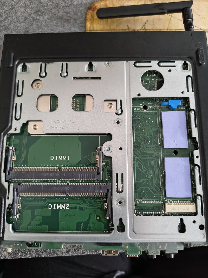 ThinkCentre m920q memória foglalatok (SODIMM) és az NVME SSD foglalat